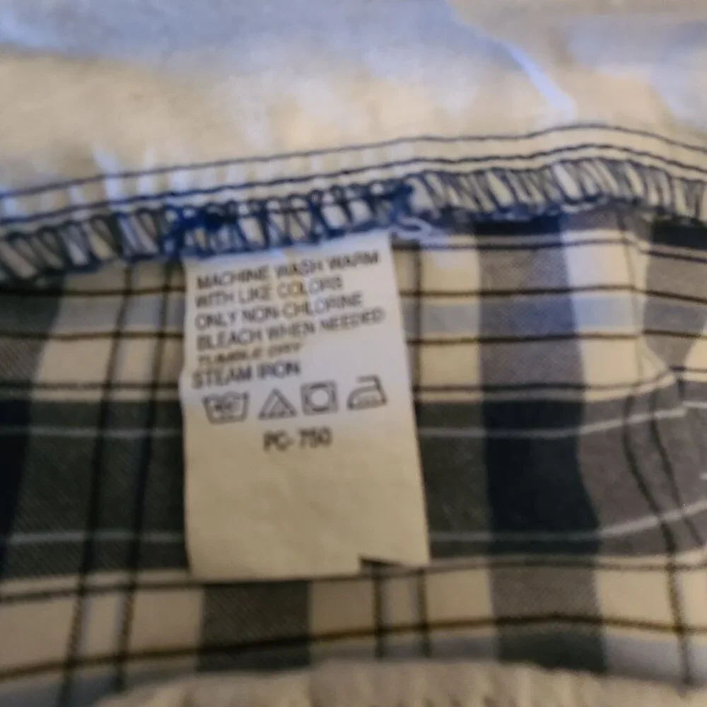 IZOD MEN'S CLASSIC COMFORT FIT- FLAT FRONT- BLUE /WHITE PLAID SHORTS- SIZE 36